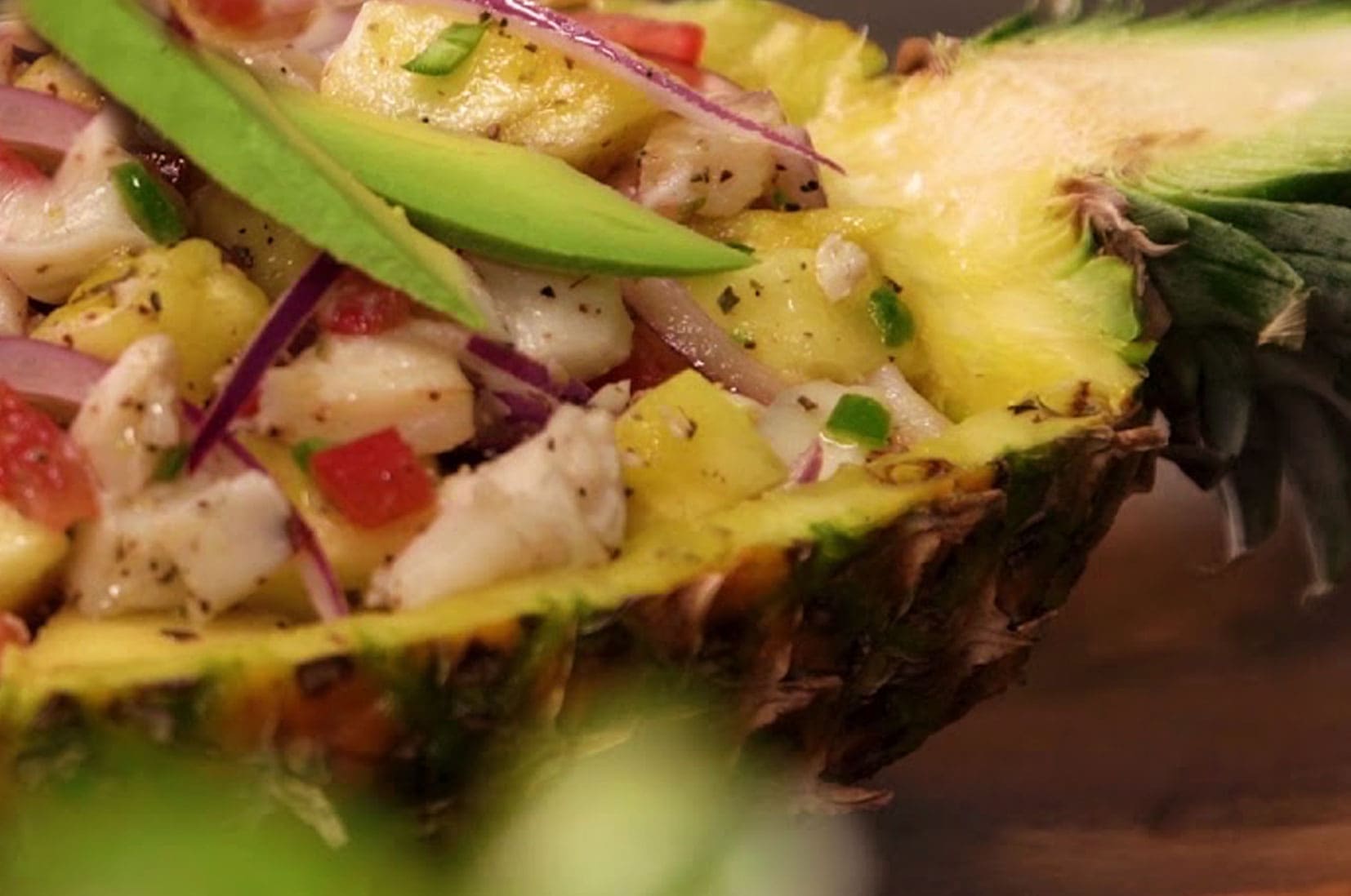 Piña-rellena-de-Ensalada-de-Pescado