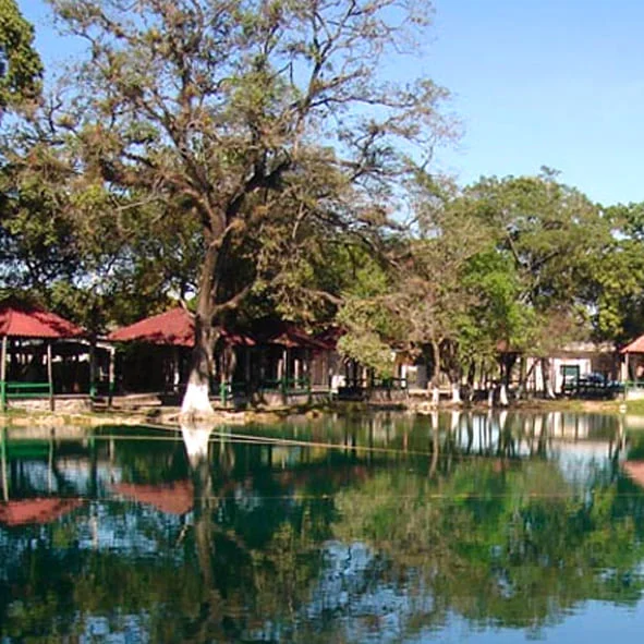 Lagos de Colón