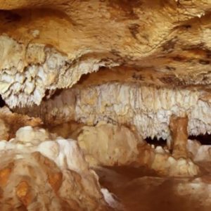 Interior de las grutas de tzabnah